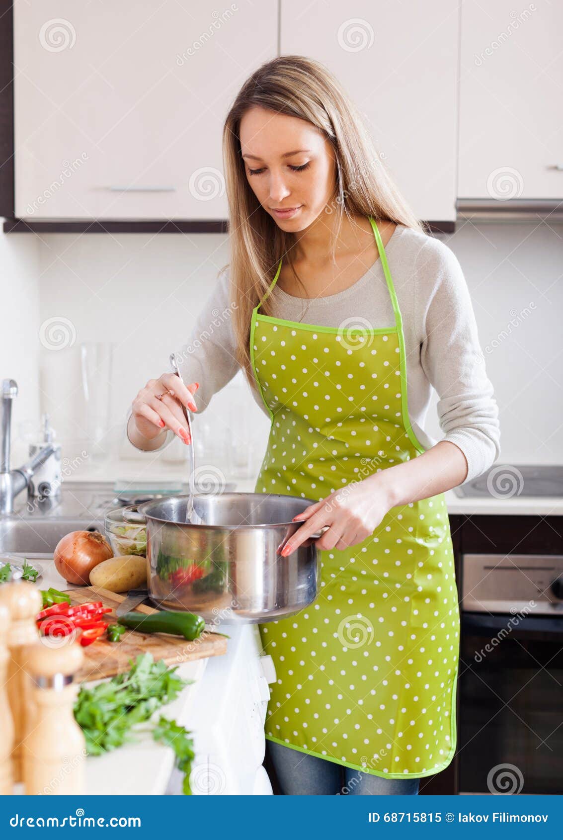 muchacha ordinaria con la que cocina